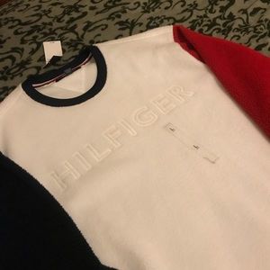 Tommy Hilfiger men’s sweater. flag crewneck